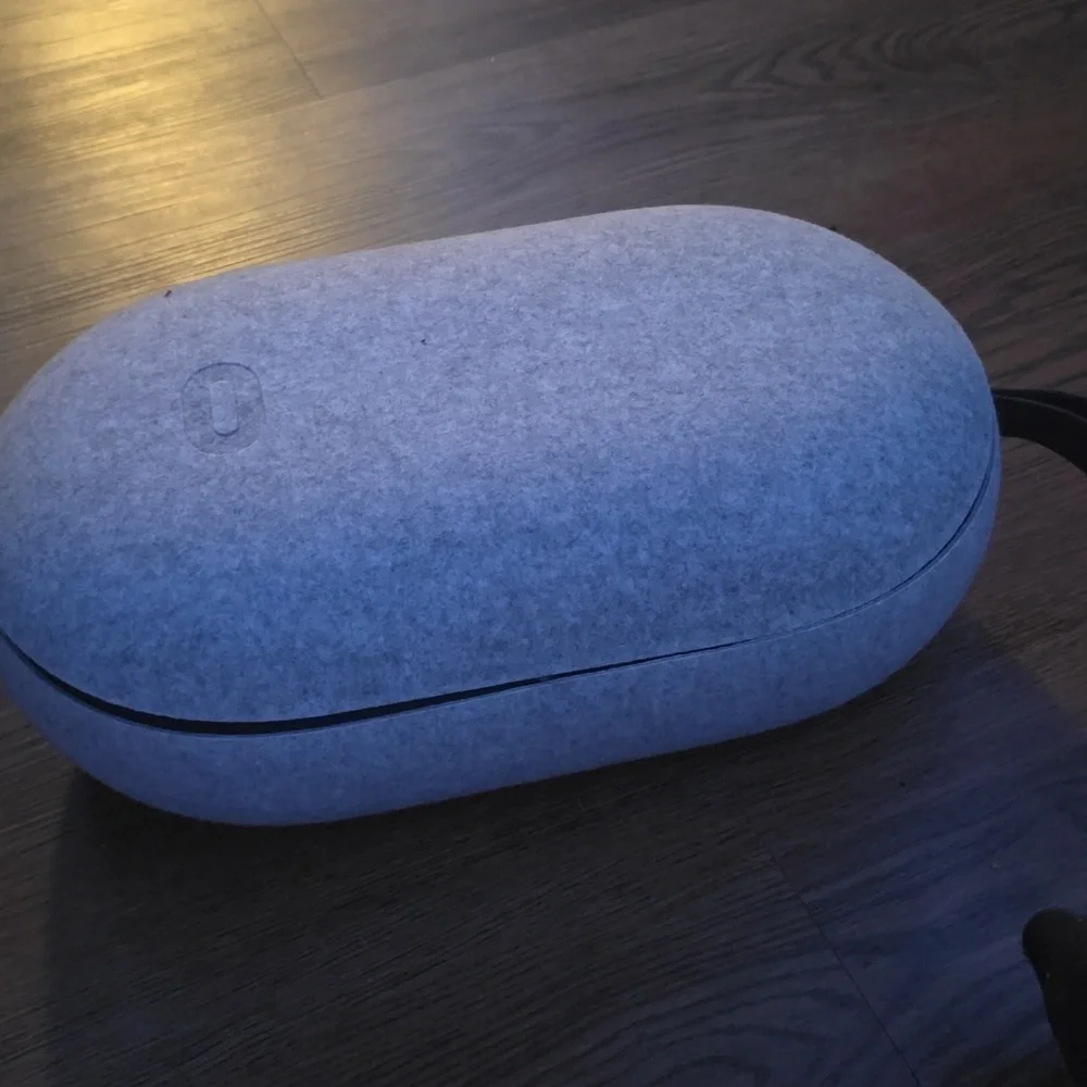 Oculus Quest 2 - White With Black Hand Grips And Grey Case